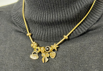 Collier charms noeud papillon